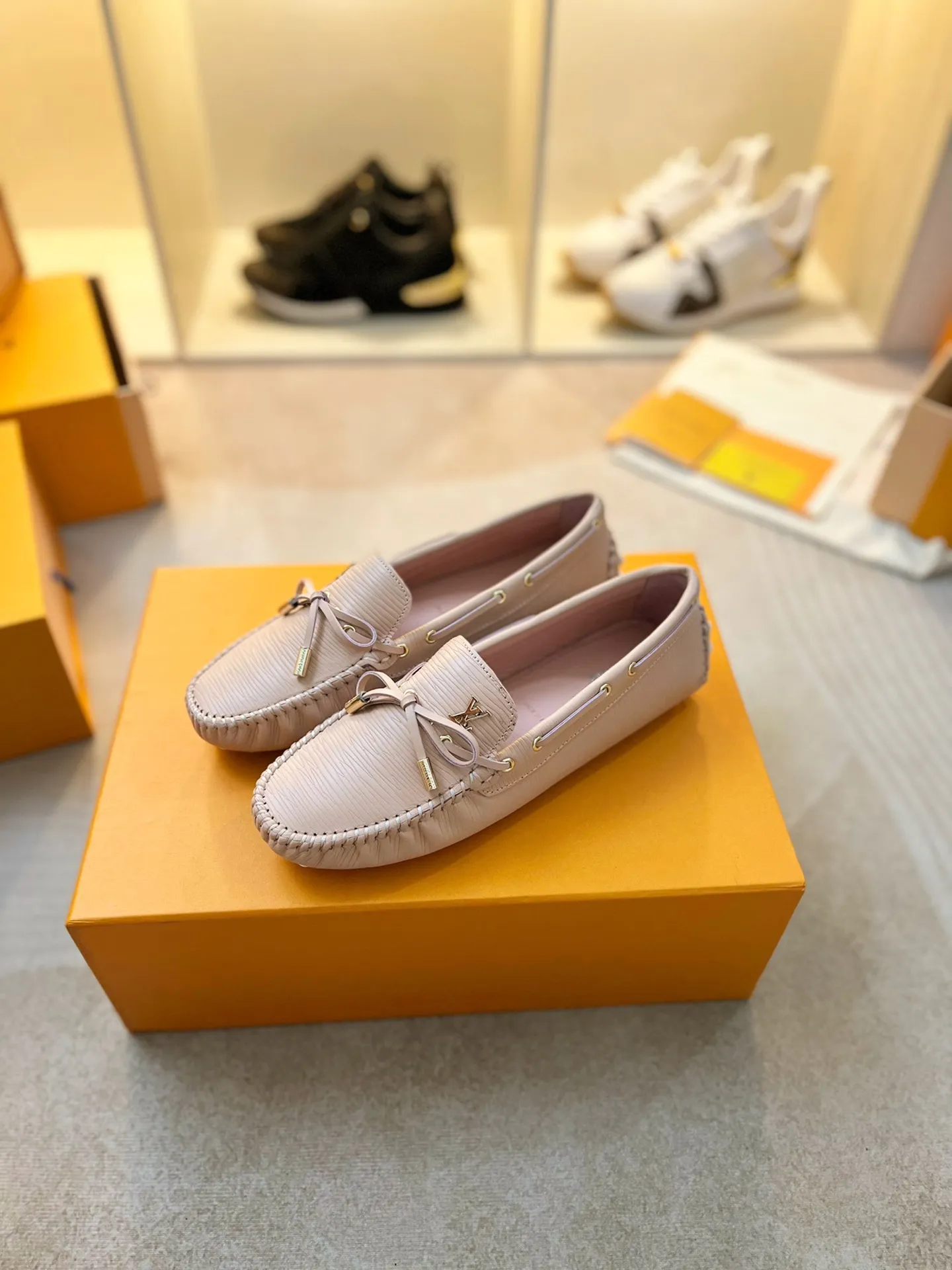 p460💰Couple model❤️🇫🇷 𝙇𝙤𝙪𝙞𝙨 𝙑𝙪𝙞𝙩𝙩𝙤𝙣 🇫🇷Louis Vuitton 2023 Classic𝓛𝓿 𝓣𝓻𝓪𝓲𝓷𝓮𝓻 Sports Series ➪➪➪¯ [Arizona Doudou Shoes Series] ▪️▪️▪️Arizona slip-on shoes are made of Monogram Eclipse canvas. Its hand-painted and dyed edges and hand-sewn uppers fully demonstrate Louis Vuitton's traditional shoemaking craftsmanship. This slip-on shoe is very lightweight. The integrated tongue and upper make it particularly comfortable and flexible. The soft outsole is equipped with rubber padding. Decorated with matching sash. Detailed features: ☑️Monogram Eclipse canvas ☑️Black Eclipse pattern ☑️Hand-painted shoe edges ☑️Hand-sewn uppers (each pair takes time to process) ☑️Integrated tongue and upper construction ☑️Outsole equipped with rubber lining ☑️size: 35_46